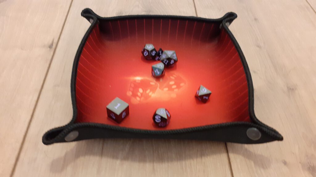 Een dicetray gevuld met een enkel setje dobbelstenen voor Dungeons and Dragons.