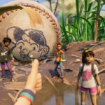 Een screenshot van Grounded, met vier spelers naast een gigantische basebal.