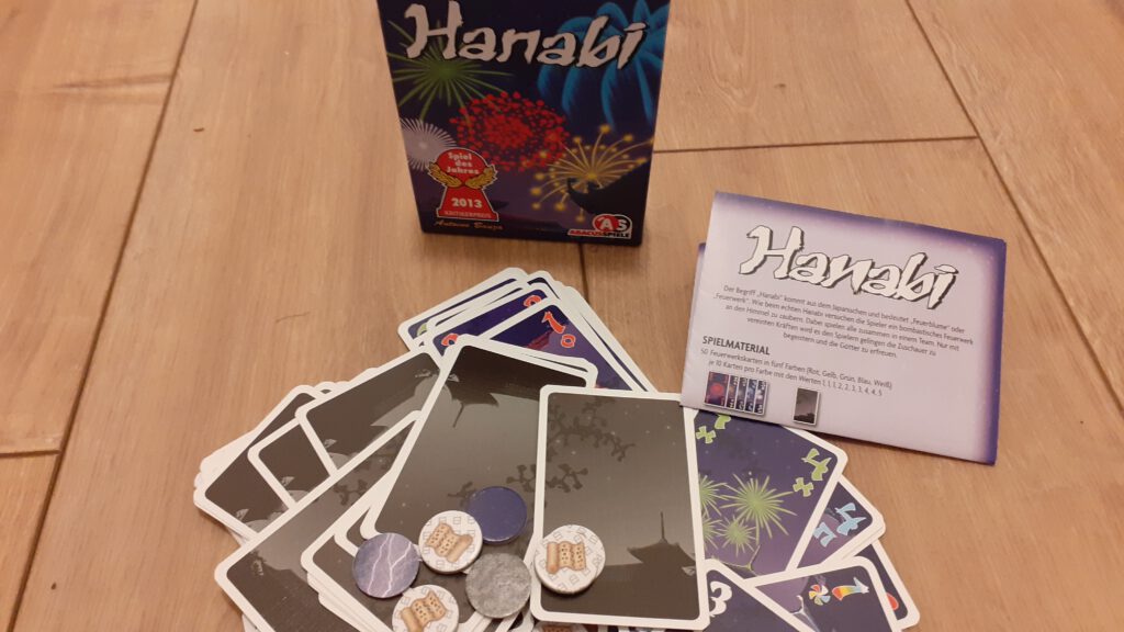 De doos en inhoud van Hanabi op display.