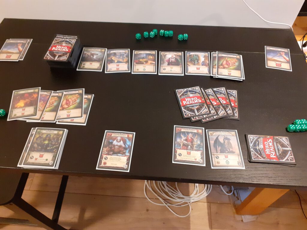 De startopstelling van Hero Realms.