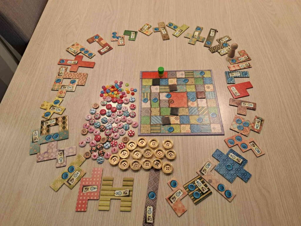 Mijn gemodificeerde versie van Patchwork met echte knopen als currency, gesorteerd op waarde.