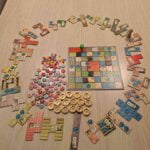 Mijn gemodificeerde versie van Patchwork met echte knopen als currency, gesorteerd op waarde.