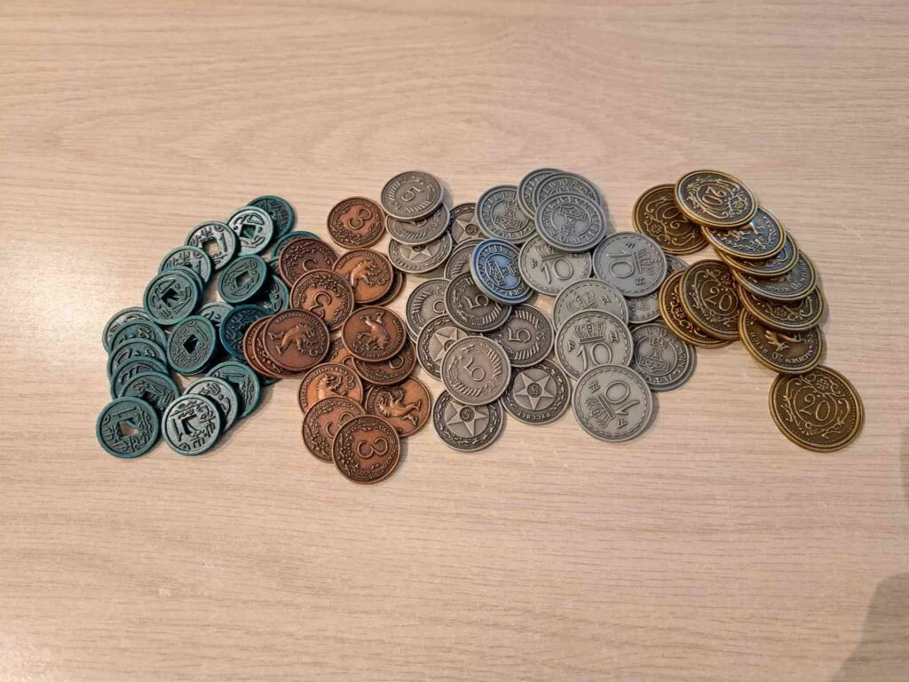De metalen munten van Scythe op volgorde van waarde.