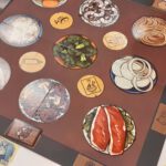 De startopstelling van Hibachi voor vier spelers, met een leeg bord en geld en fiches aan de zijkanten.