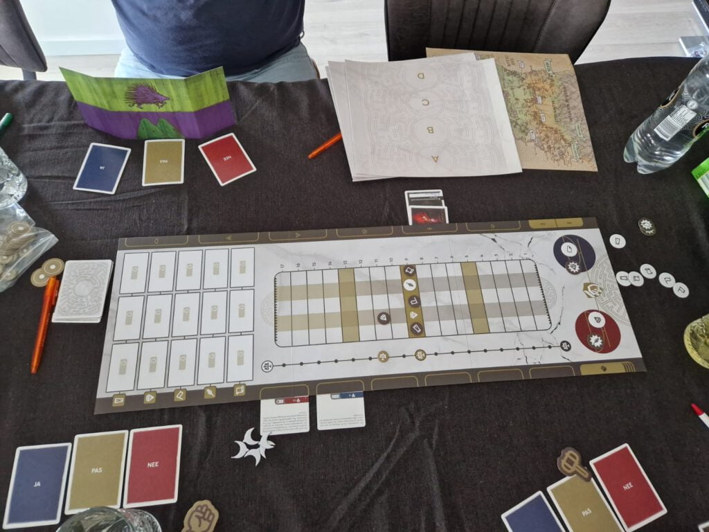 Het bord van een vers spel The King's Dilemma. Er zijn nog geen stikkers geplakt, maar de boel ligt wel klaar om te stemmen.