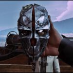 Een screenshot uit Dishonored. Corvo houdt zijn iconische masker voor zich en bestudeert het.