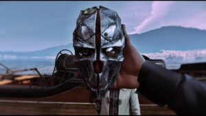 Een screenshot uit Dishonored. Corvo houdt zijn iconische masker voor zich en bestudeert het.