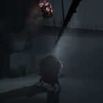 Een screenshot uit Inside. De Huddle gooit een brandende kist over wat sproeiers heen.