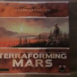 Een foto van de doos van Terraforming Mars, gesloten en slecht belicht. De foto is duidelijk gemaakt door een amateur (mij)...