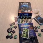 De doos en inhoud van De Crewm rommelig en willekeurig uitgestald.