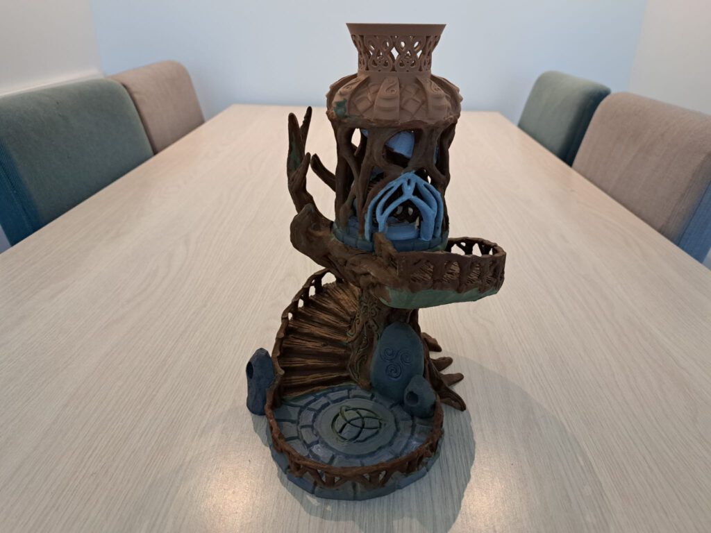 Na het schilderen ziet mijn dice tower er nu zo uit.