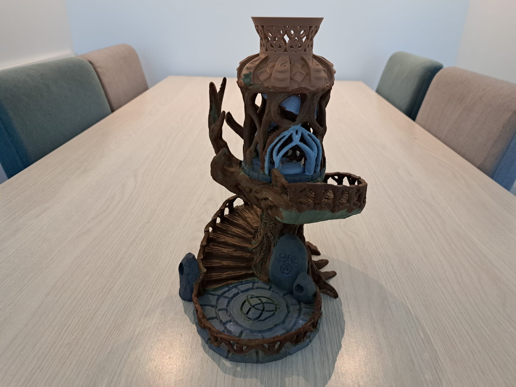 Na het schilderen ziet mijn dice tower er nu zo uit.