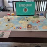 De startopstelling van Pandemic, met de doos in de achtergrond.