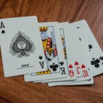 Een willekeurige selectie speelkaarten op een tafel