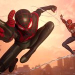 Een screenshot uit Marvel's Spider-Man 2, het vervolg van de originele game op PS4. In deze cutscene zijn Miles en Peter beiden in hun Spider-pak en slingeren ze op Sandman af.