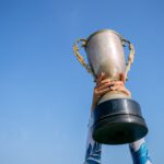 Na het winnen houdt een overwinnaar uit trots de trofee omhoog