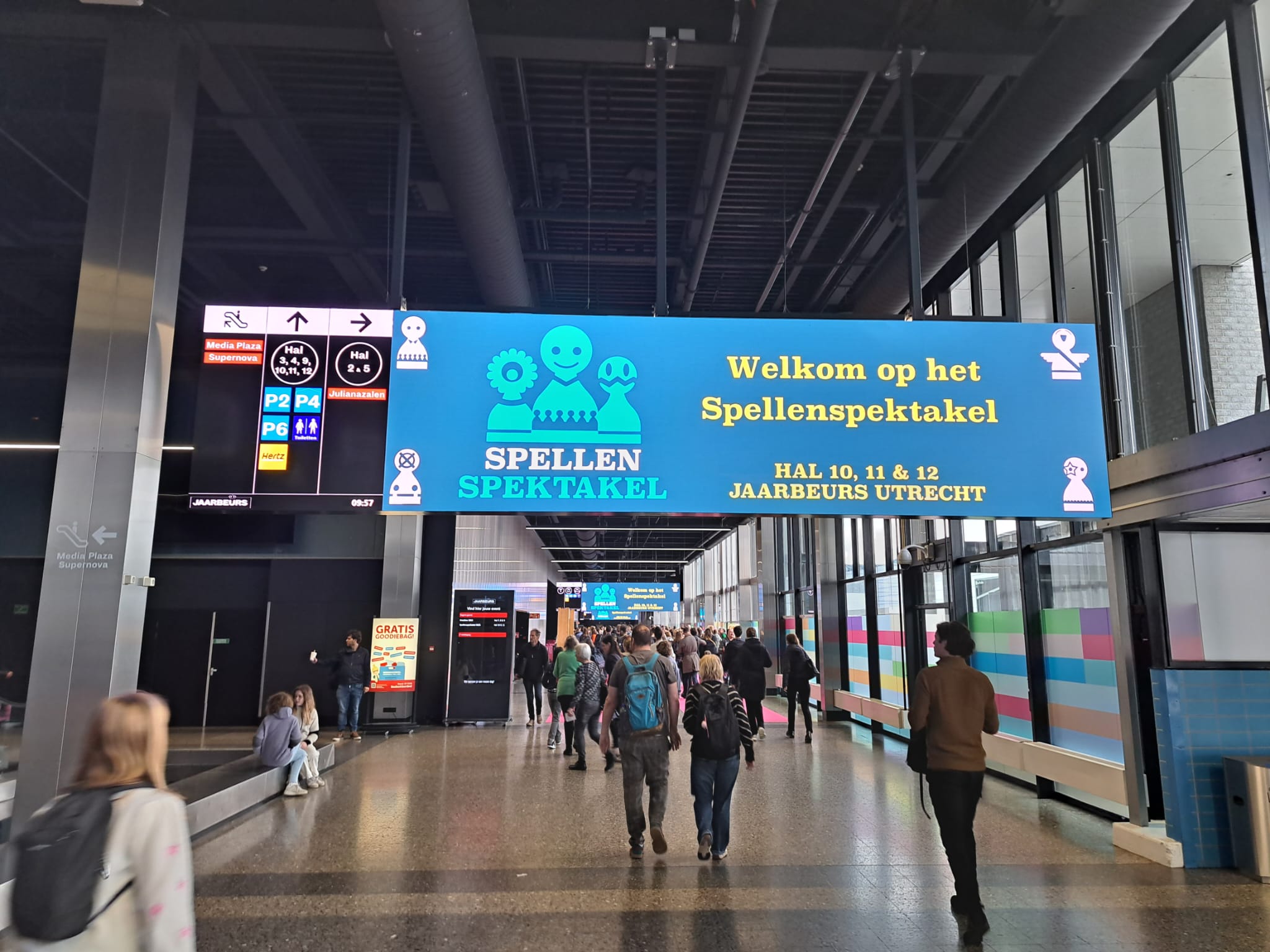 Digitale borden met het logo van het Spellenspektakel in de Jaarbeurshal, Utrecht
