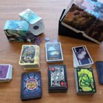 De befaamde Grote doos der kleine spellen, Nieuwjaar 2024 editie. De doos bevat een basis kaartspel, Dalmuti, Mind Bug, Spicy, Exploding Kittens, Hanabi, Valse Motten en Love Letters.