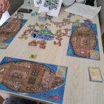 De startopstellign van Isle of Cats voor drie spelers. De katten liggen klaar, de boten zijn nog leeg en alles zit nog vol potentie.