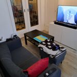 De bank en TV van mijn woonkamer, met P3 Reload op de achtergrond.