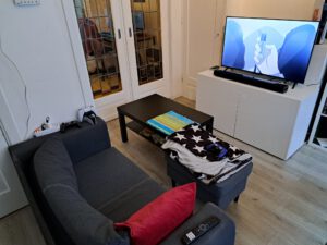 De bank en TV van mijn woonkamer, met P3 Reload op de achtergrond.