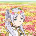 Een screenshot uit Frieren, een van mijn top 5 series van 2023. De titulaire Frieren staat in een veld vol broemen, met een bloemenkrans op haar hoofd.