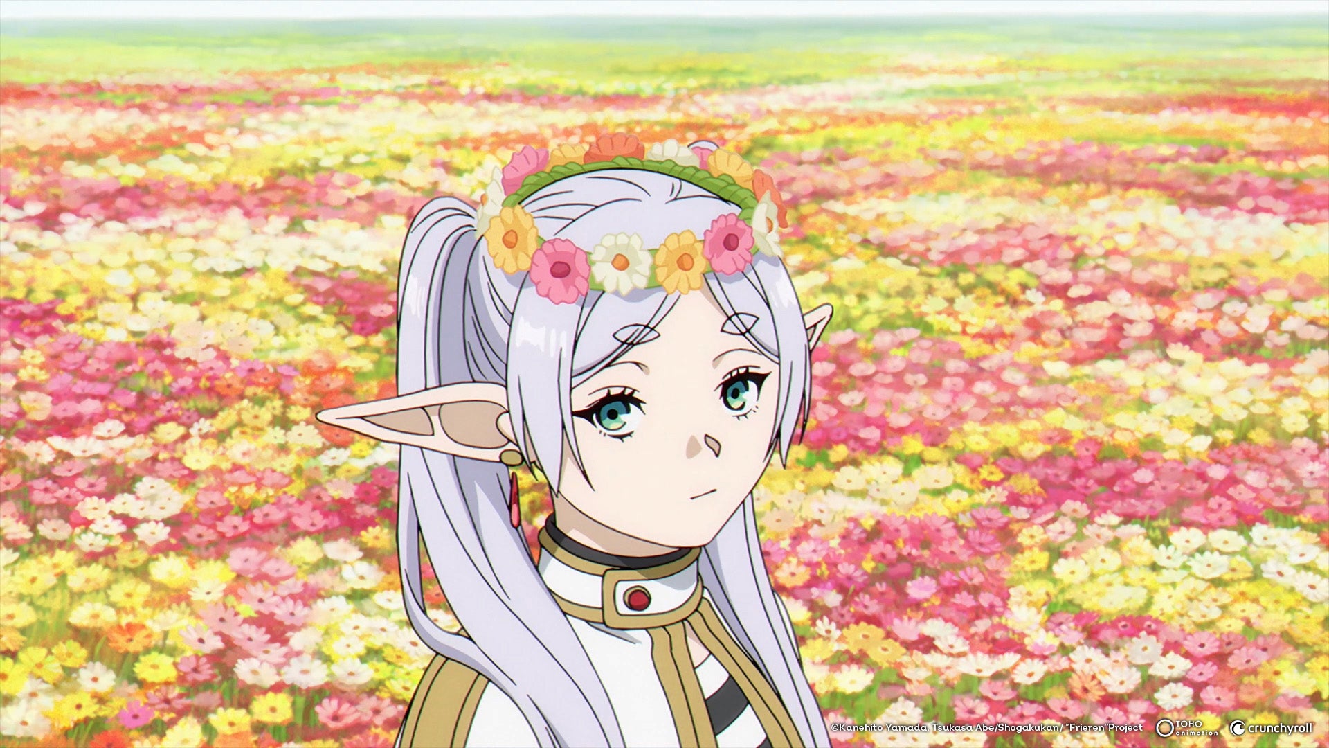 Een screenshot uit Frieren, een van mijn top 5 series van 2023. De titulaire Frieren staat in een veld vol broemen, met een bloemenkrans op haar hoofd.
