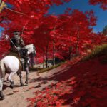 Een screenshot uit Ghost of Tsushima. Jin Sakai rijdt op zijn paard over een pad dat omringd is door bomen met bladeren die rood zijn door de herfst.