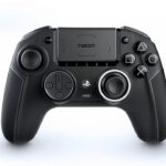 Een Nacon Revolution 5 Pro tegen een neutrale, witte achtergrond