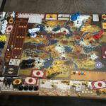 De startopstelling voor de eerste sessie van een Scythe: Rise of Fenris campagne. Het spel is opgezet voor vier spelers.