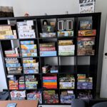 Mijn spellenkast anno januari 2024. Er zijn nog een aantal lege vakken die ik wil gaan vullen.