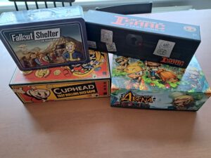 Vier bordspeladaptaties die gebaseerd zijn op videogames. Op de foto staan Fallout Shelter, The Binding of Isaac: Four Souls, Cuphead: The Fast Rolling Dice Game en Crossmaster Arena.