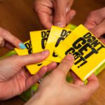 De envelopjes van Don't Get Got worden uitgedeeld. Foto van Big Potato.