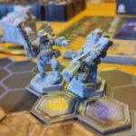 Een closeup foto van de Engineer en Gunner miniaturen uit Deep Rock Galactic