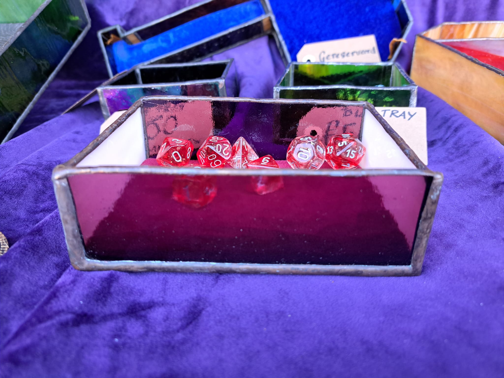 Een prachtige glas-in-lood dicetray door Hyella Maenas op Rincon