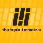 Het logo van de Triple-i Initiative tegen een gele achtergrond