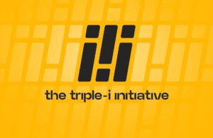 Het logo van de Triple-i Initiative tegen een gele achtergrond