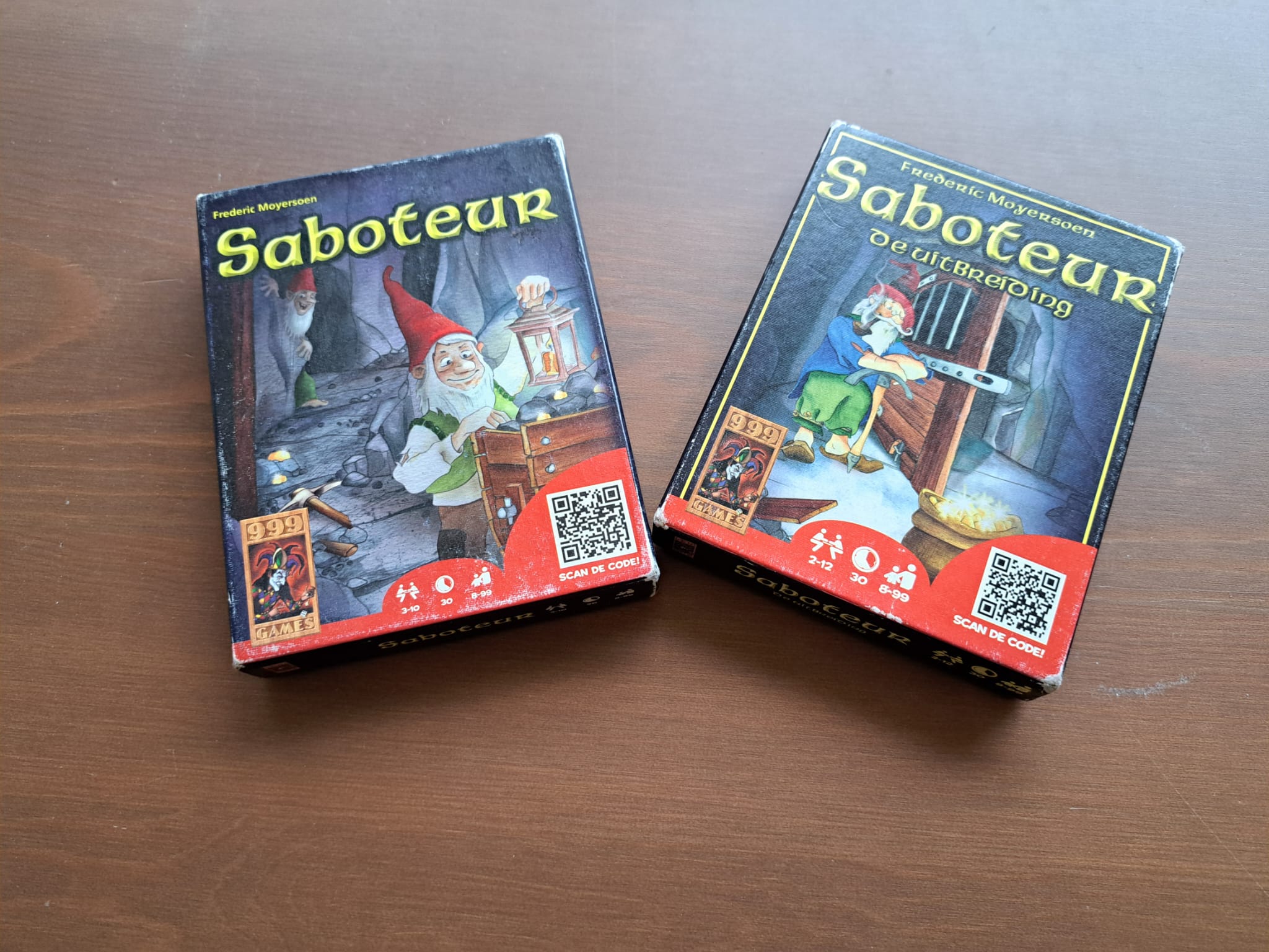 De dozen van Saboteur en de bijbehorende uitbreiding naast elkaar