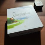 De doos van Charterstone, gesloten en licht gekanteld