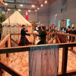 Een zwaarddemonstratie bij de publiekelijke booth van Kingdom Come 2 op Gamescom 2024