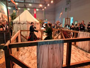 Een zwaarddemonstratie bij de publiekelijke booth van Kingdom Come 2 op Gamescom 2024