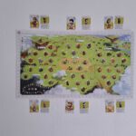 Het bord van een uitgespeelde versie van Charterstone, gebruikt als muurversiering in mijn appartement