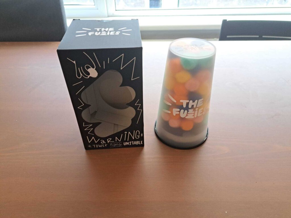 De doos en de beker van The Fuzzies