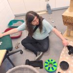 Arran gebruikt zijn mystische dual wield krachten om Wednesday (links) en Siena (rechts) tegelijkertijd te knuffelen