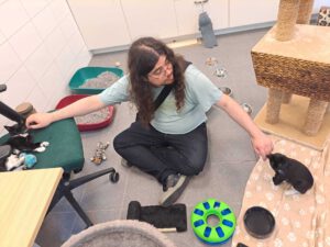 Arran gebruikt zijn mystische dual wield krachten om Wednesday (links) en Siena (rechts) tegelijkertijd te knuffelen