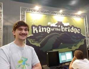 Finn Schuuring poseert voor zijn banner van King of the Bridge op Gameforce 2024