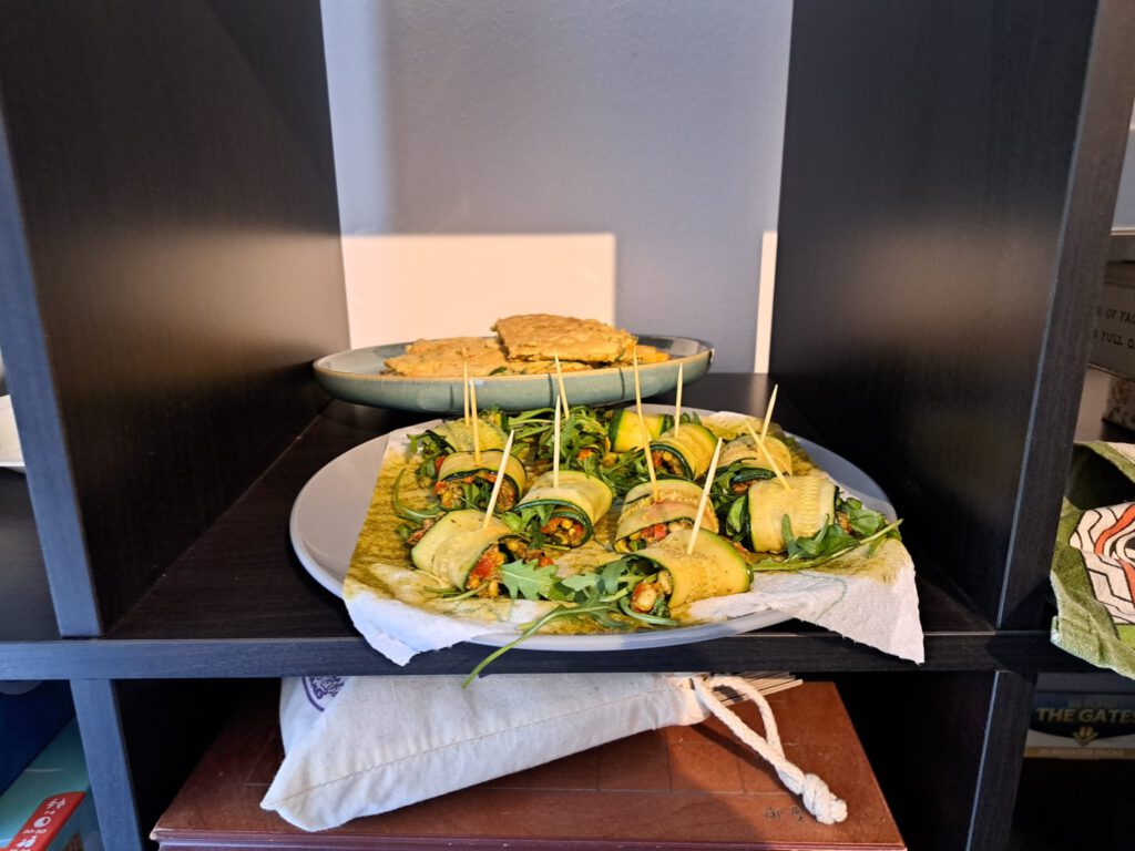Ik zette sommige van mijn spelers aan het werk om snacks te maken voor de Volkstuinmoord. Dat leverde onder andere deze prachtige courgetterollen op.