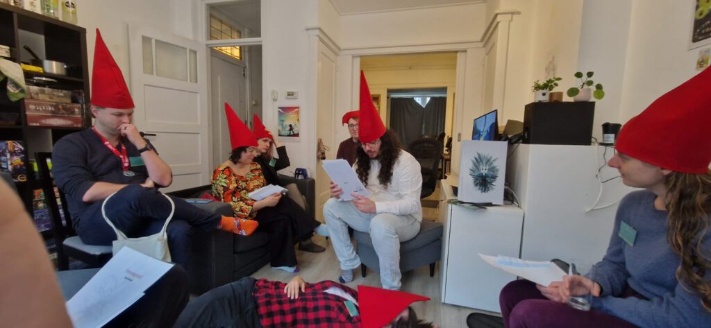Daar zitten we dan met zijn allen, hoeden op hoofd, klaar om elkaar van kant te maken in de Volkstuinmoord