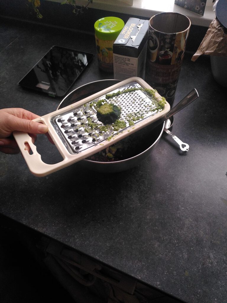 Ik zette sommige van mijn gasten aan het werk voor de volkstuinmoord. Hier wordt een courgette klein gemaakt voor soep.