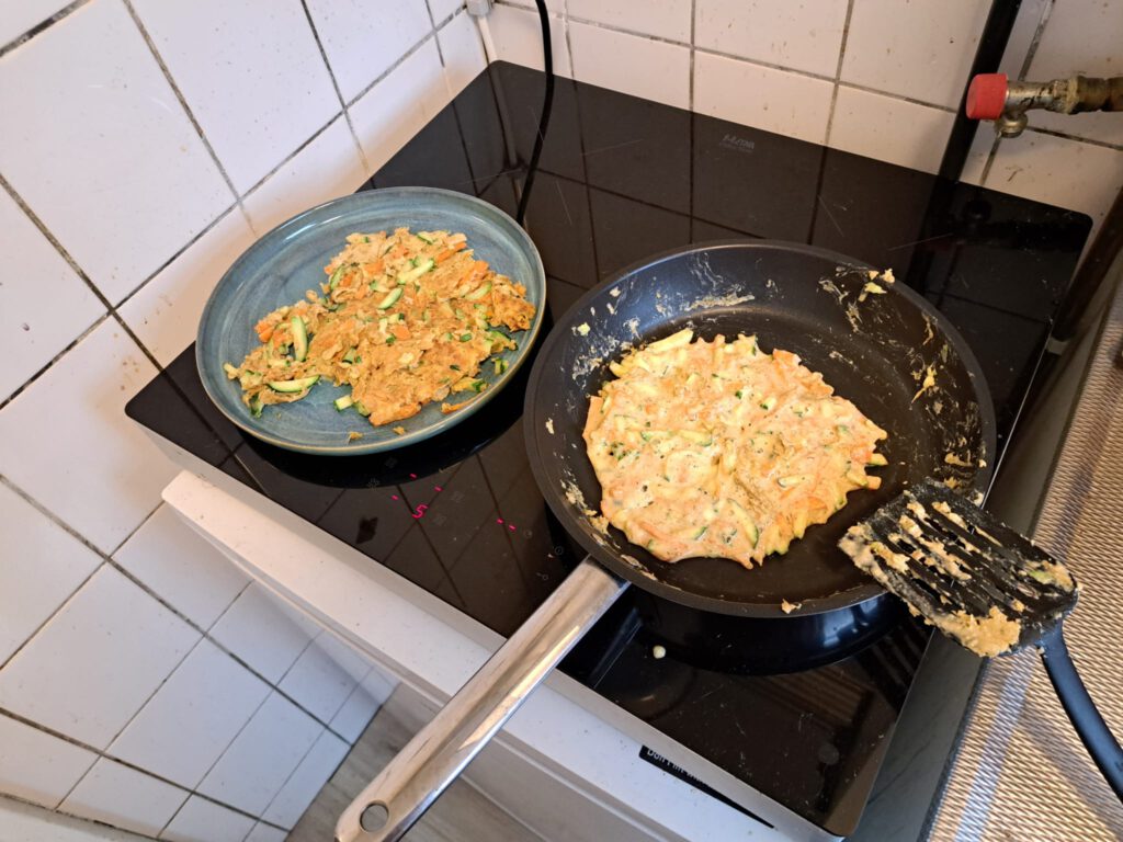 Ook ikzelf ging aan de kook voor de Volkstuinmoord. Ik maakte heerlijke courgettefritters!